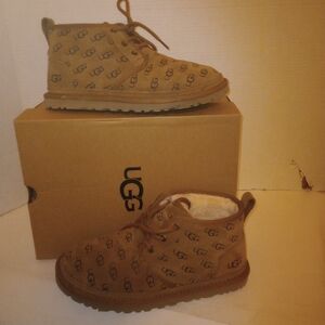 UGG Embossed Logo boots